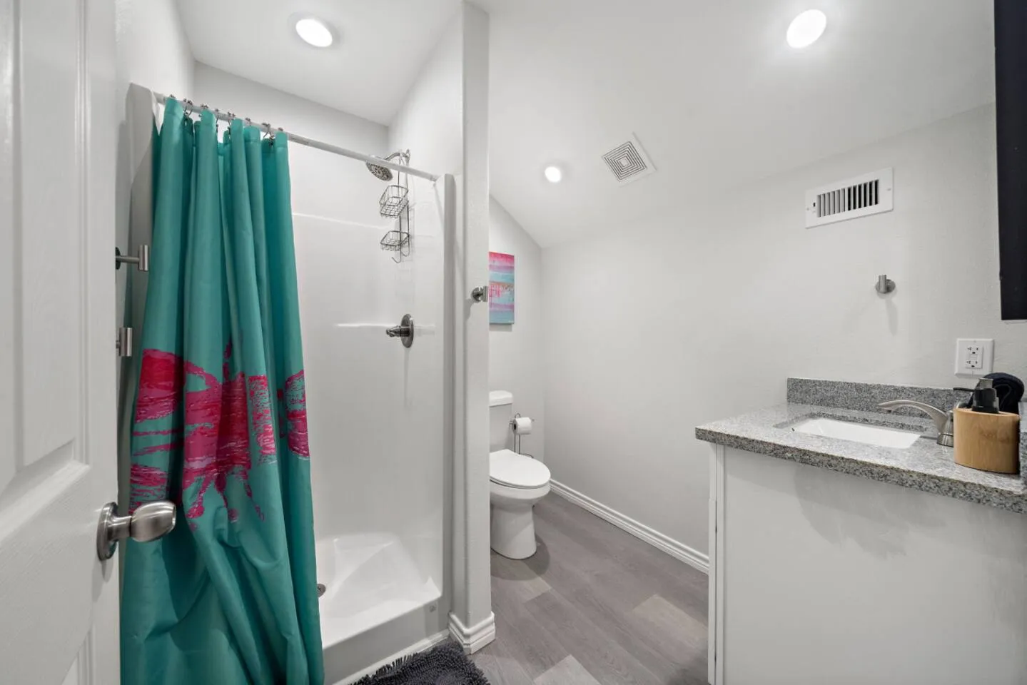 Full bathroom with shower/tub combo and fresh towel storage.